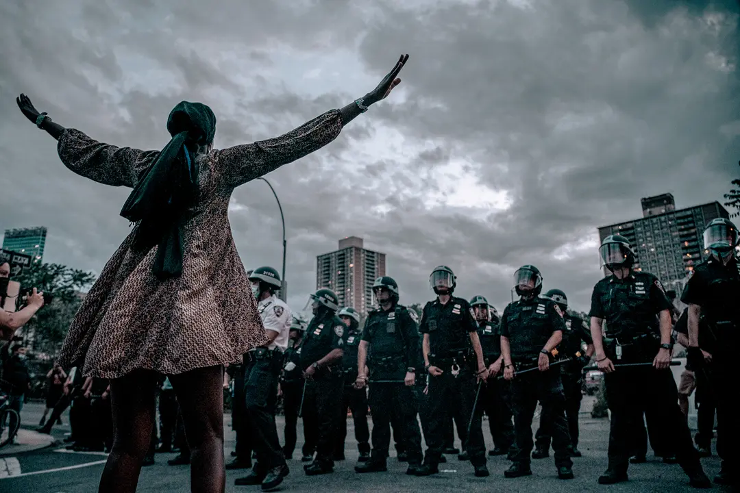 Una manifestante durante las protestas contra el asesinato de George Floyd a manos de la polic&iacute;a en el verano de 2020 en Nueva York | Foto: Brian Pollock