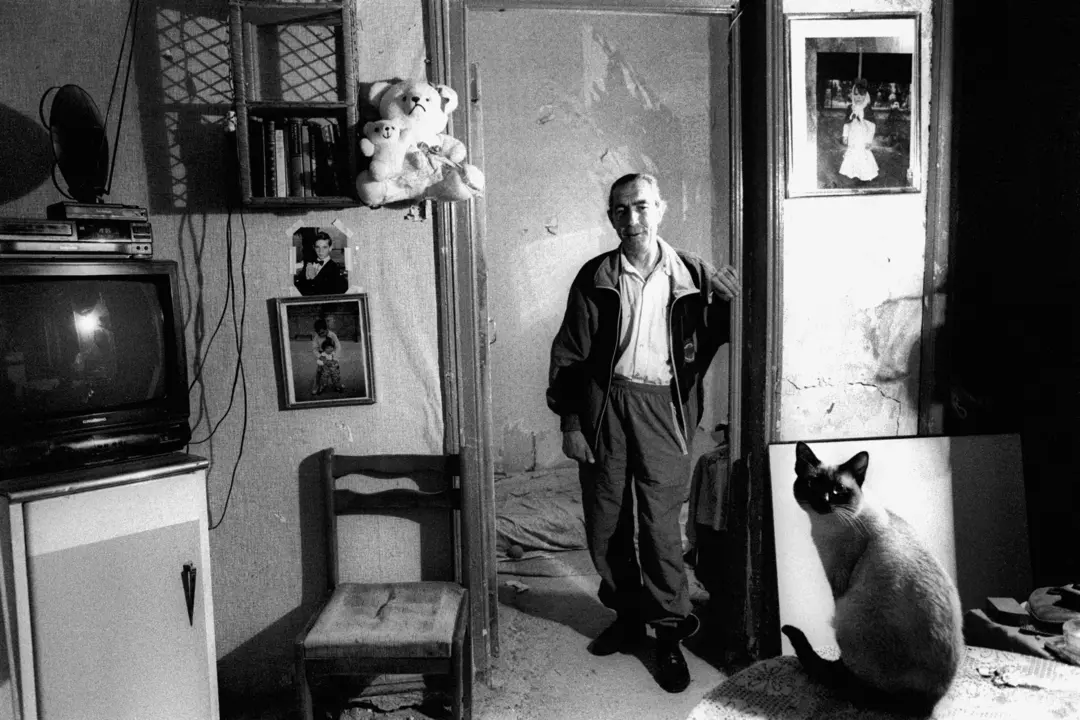 Madrid 9, 5, 97. Antonio  Cruz en su vivienda de Lavapi&eacute;s. Foto de Crist&oacute;bal Manuel.