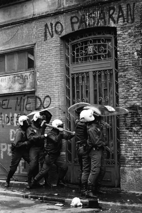 Madrid,19,09,1995. Desalojo de la okupa de villaamil 9Foto: Crist&oacute;bal Manuel