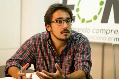 Eduardo Salda&ntilde;a, durante la entrevista en la sede de El Orden Mundial, en Madrid | Mar&iacute;a J. Cardalliaguet