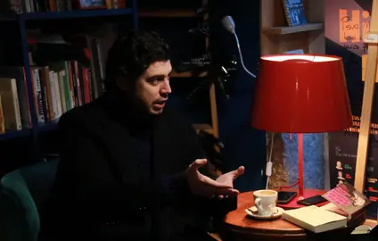 Javier Aznar y su libro, "&iquest;D&oacute;nde vamos a bailar esta noche?", durante una entrevista con Transversal en la cafeter&iacute;a Ocho y Medio de Madrid | David G. Maciejewski