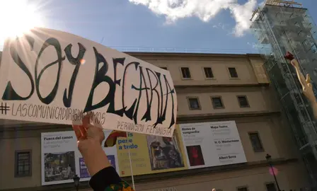 Una manifestante alza una pancarta en la que se lee "Soy becaria" durante la protesta con motivo del D&iacute;a Internacional de la Mujer, el 8 de marzo de 2019, en Madrid. | Sof&iacute;a Torres