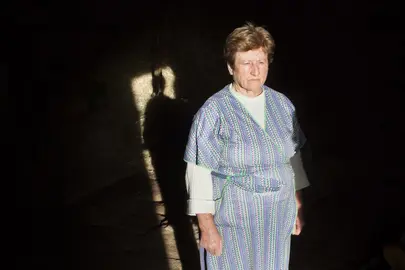 Una mujer mayor posa para la c&aacute;mara mientras trabaja en su huerta | Foto: Dalia Rodr&iacute;guez