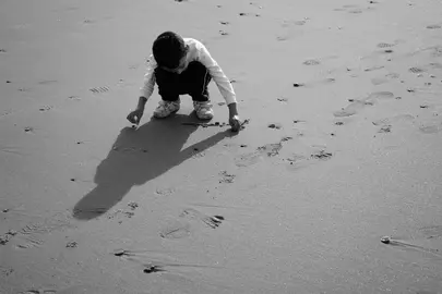 Un ni&ntilde;o juega en la playa | Foto: Sergio Moreno
