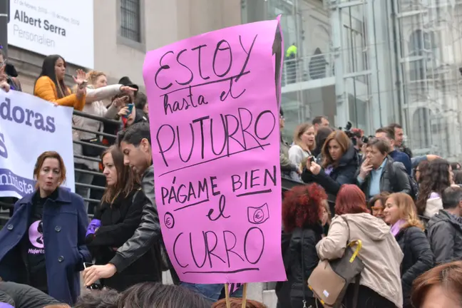 Periodistas de RTVE sujetan una pancarta en el D&iacute;a Internacional de la Mujer el 8 de marzo de 2019, frente al Museo Reina Sof&iacute;a de Madrid. | Sof&iacute;a Torres