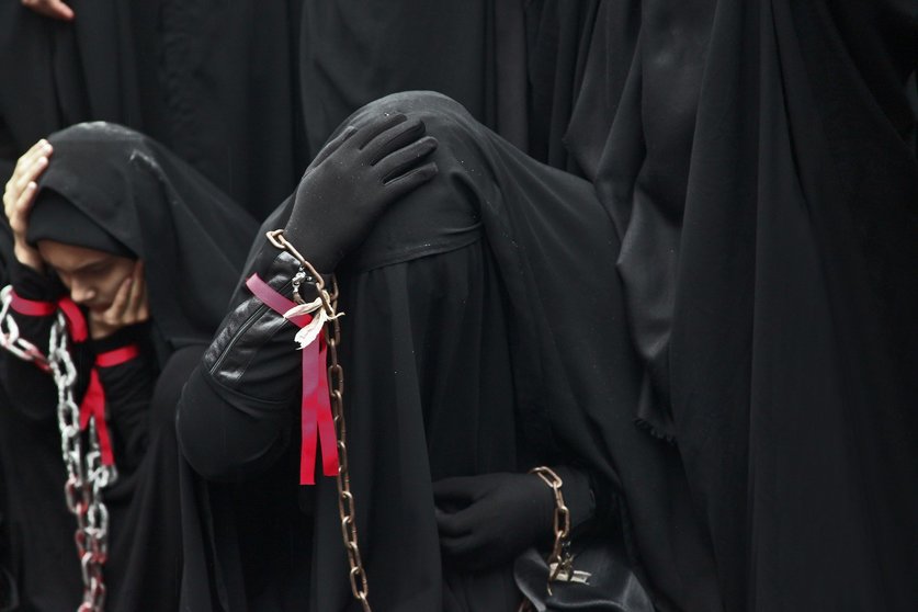 Dos mujeres saudíes enlutadas visten con burka (c) y chador (i) en Arabia Saudí | Pixabay