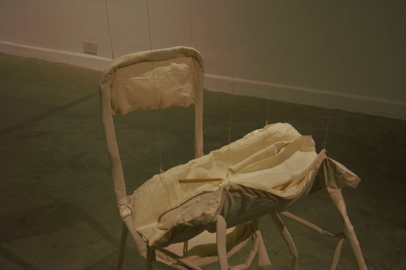 Vista de la obra de arte &#39;Deserción&#39;, de Macarena Luján, expuesta en el centro cultural Recoleta de Buenos Aires, en tela, algodón y papel, que representa una silla escolar enclenque evocando la inestabilidad de la educación.