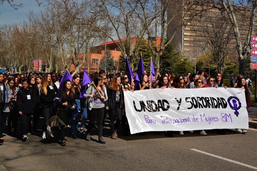 Pie de foto, ''Manifestación feminista en ciudad universitaria''