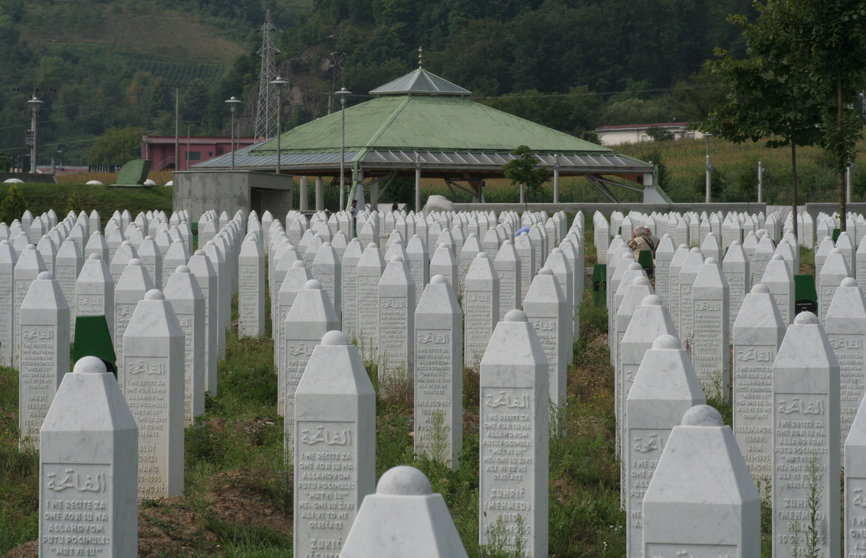 Memorial erigido en la localidad de Potočari que homenajea a las víctimas de la matanza de Srebrenica. Flickr