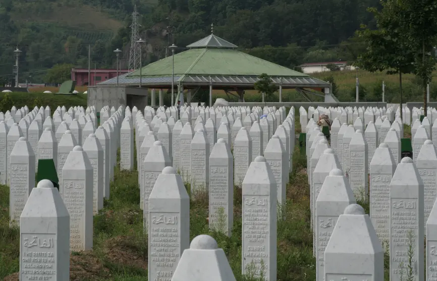 Memorial erigido en la localidad de Potočari que homenajea a las víctimas de la matanza de Srebrenica. Flickr