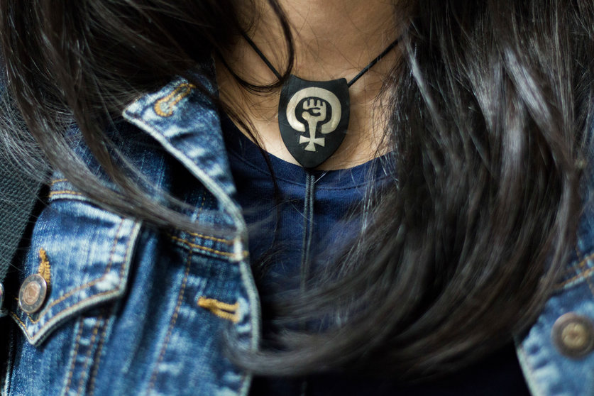 Detalle del collar de una adolescente con un símbolo feminista | Dani Logar