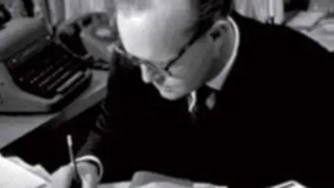 Truman Capote firmando ejemplares de A sangre fr&iacute;a. Bruce Davidson, Magnum Photos