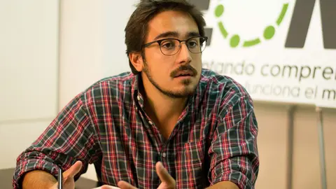 Eduardo Salda&ntilde;a, durante la entrevista en la sede de El Orden Mundial, en Madrid | Mar&iacute;a J. Cardalliaguet