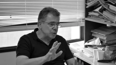 Gerardo Caetano en su despacho en la facultad de Ciencias Sociales de la Universidad de la Rep&uacute;blica en Montevideo, Uruguay | Andr&eacute;s Herrero