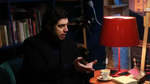 Javier Aznar y su libro, "&iquest;D&oacute;nde vamos a bailar esta noche?", durante una entrevista con Transversal en la cafeter&iacute;a Ocho y Medio de Madrid | David G. Maciejewski