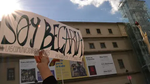 Una manifestante alza una pancarta en la que se lee "Soy becaria" durante la protesta con motivo del D&iacute;a Internacional de la Mujer, el 8 de marzo de 2019, en Madrid. | Sof&iacute;a Torres