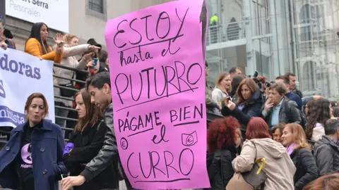 Periodistas de RTVE sujetan una pancarta en el D&iacute;a Internacional de la Mujer el 8 de marzo de 2019, frente al Museo Reina Sof&iacute;a de Madrid. | Sof&iacute;a Torres
