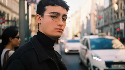 Un joven camina por el centro de Madrid | Sergio Moreno