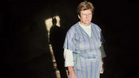 Una mujer mayor posa para la c&aacute;mara mientras trabaja en su huerta | Foto: Dalia Rodr&iacute;guez