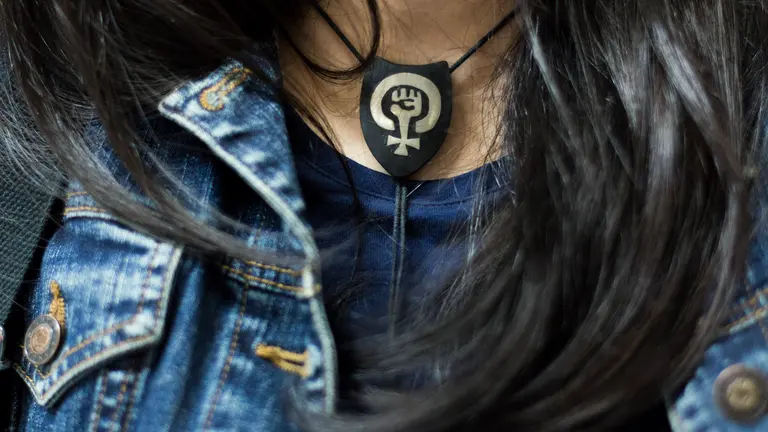 Detalle del collar de una adolescente con un s&iacute;mbolo feminista | Dani Logar