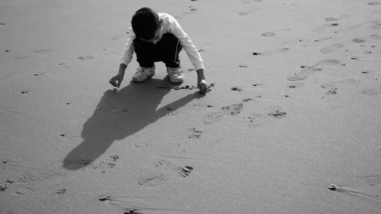 Un ni&ntilde;o juega en la playa | Foto: Sergio Moreno