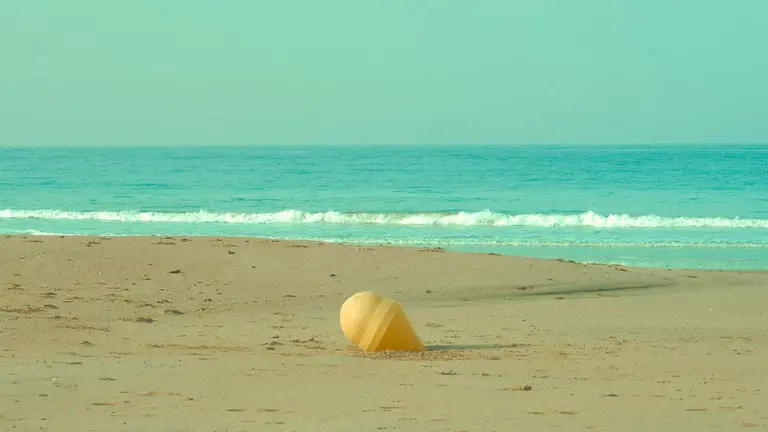 Una boya en la orilla | Foto: Sergio Moreno