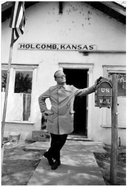 Truman Capote posando frente a la oficina de telégrafo de Holcomb, Kansas. Fotografía de Steve Schapiro.