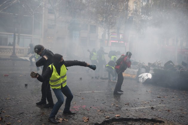 Un hombre lanzando un adoquín en las protestas de los Chalecos Amarillos en París | Lucas Barioulet 