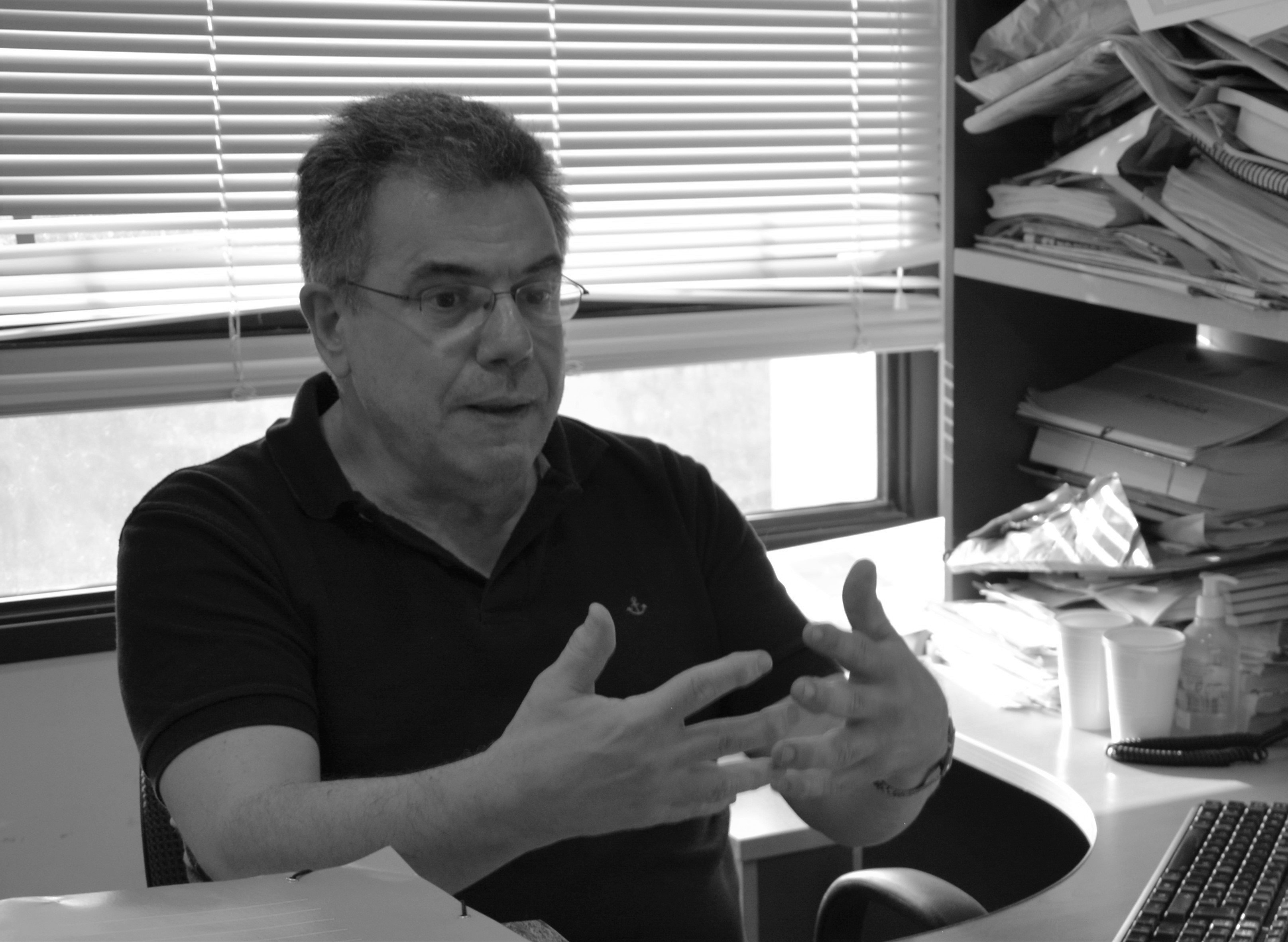 Gerardo Caetano en su despacho en la facultad de Ciencias Sociales de la Universidad de la República en Montevideo, Uruguay | Andrés Herrero