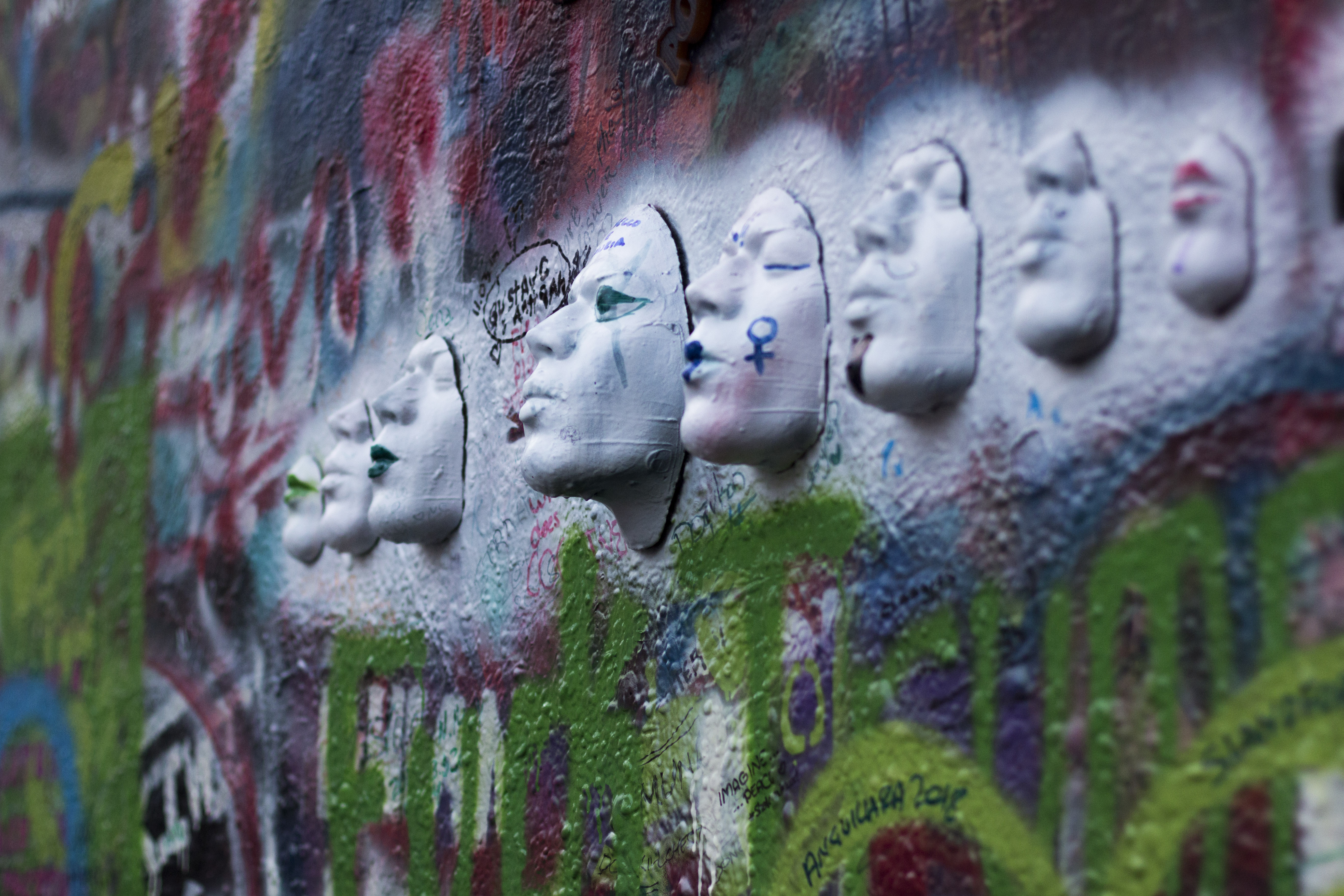 Obra plástica en el muro de John Lennon en Praga, República Checa | Dani Logar