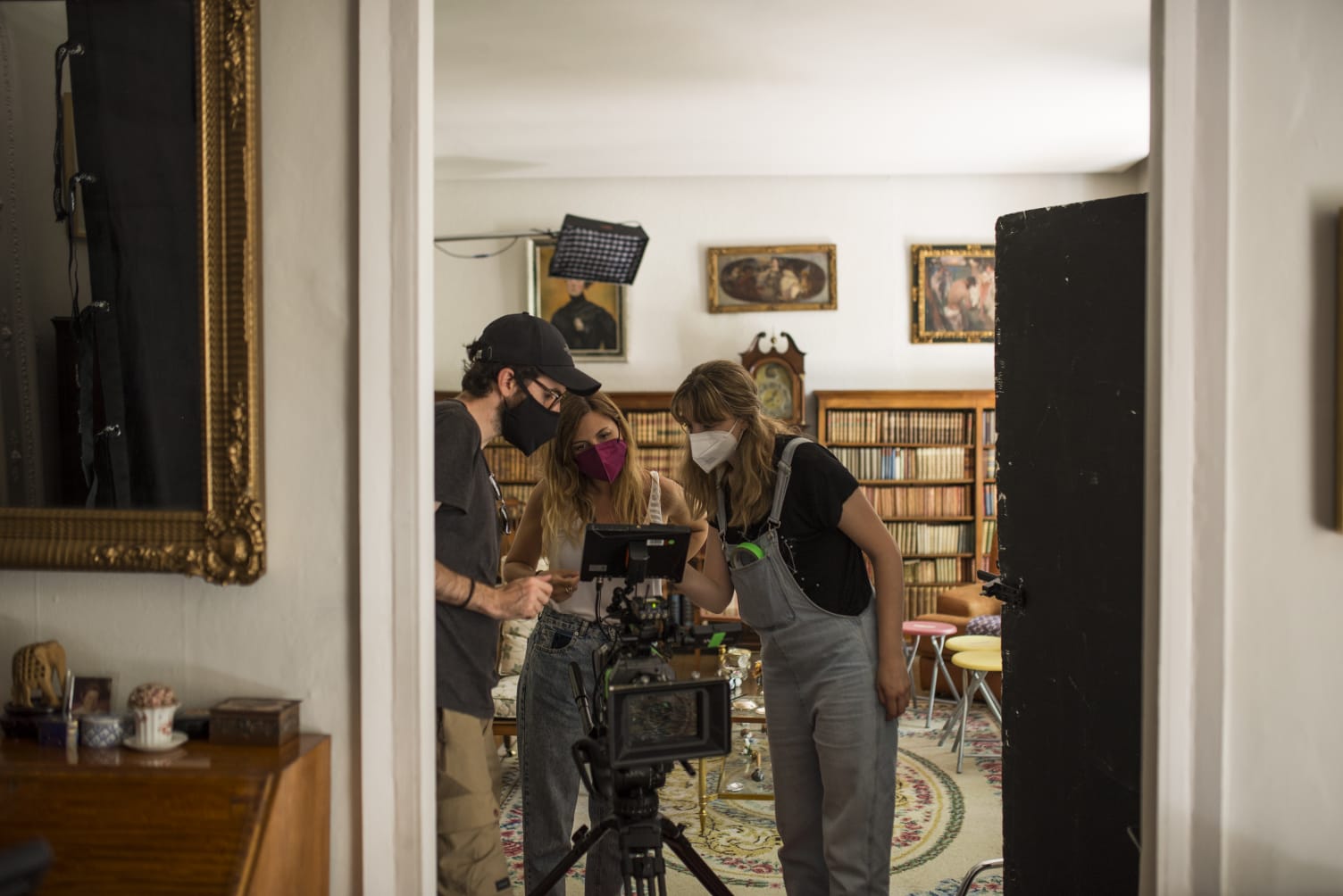 Los fotógrafos Adonis Macías y Bea Hohenleiter junto a Laura Hojman durante la grabación del documental A las mujeres de España. María Lejárraga | Curro Medina