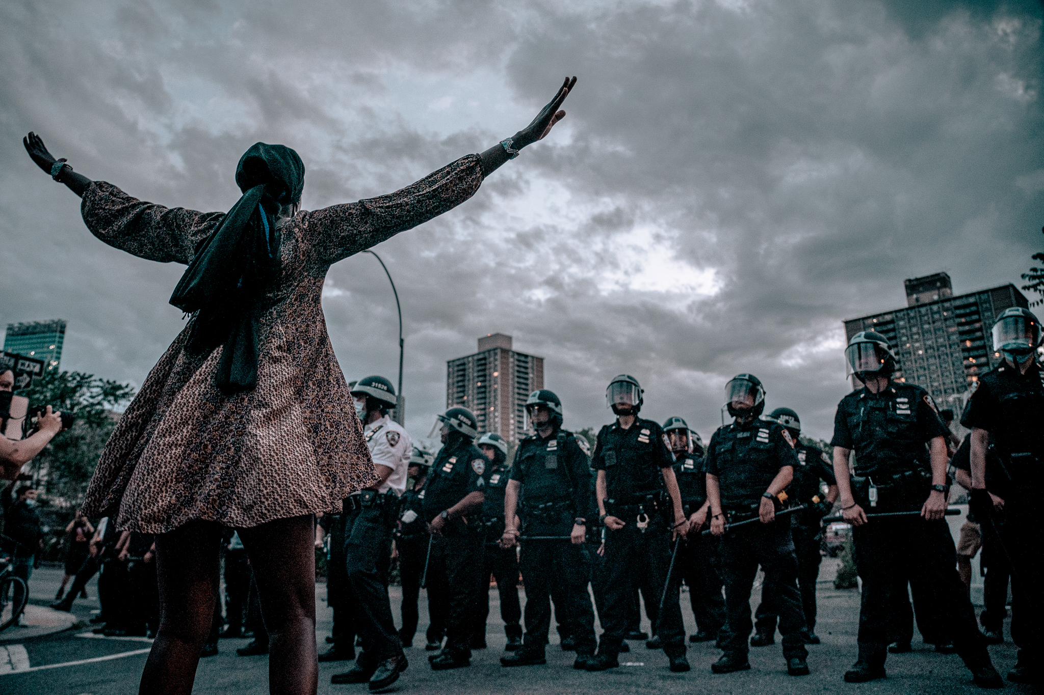 Una manifestante durante las protestas contra el asesinato de George Floyd a manos de la polic&iacute;a en el verano de 2020 en Nueva York | Foto: Brian Pollock