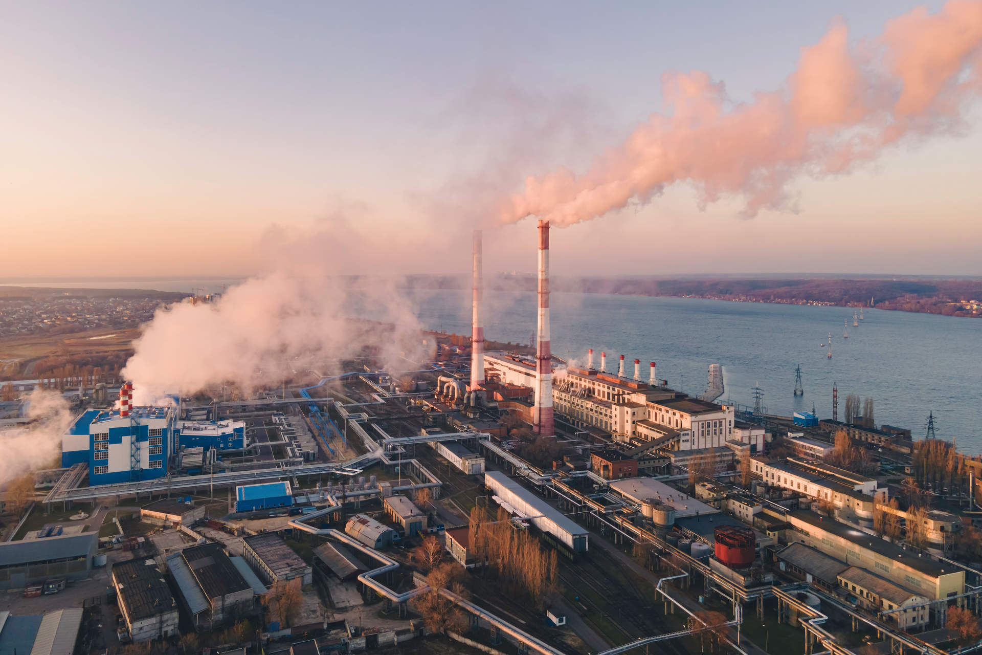 Una columna de humo se expande en el ambiente en una zona industrial | Leonid